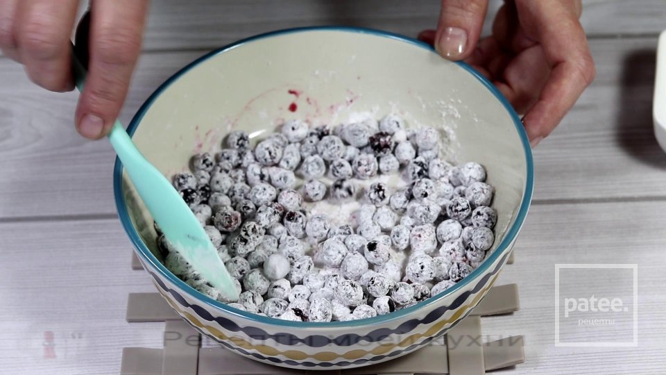 Кексы с черной смородиной в глазури - Шаг 7