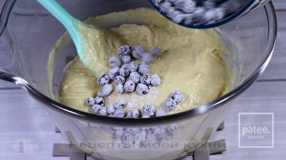 Кексы с черной смородиной в глазури - Шаг 8