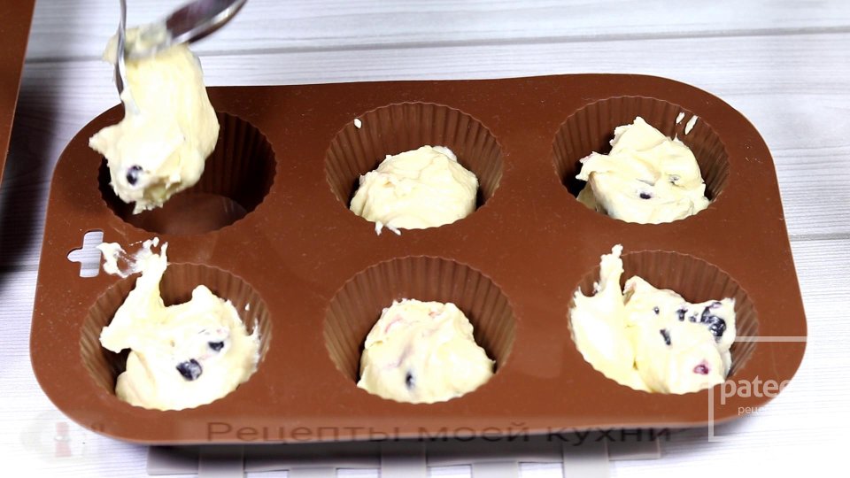 Кексы с черной смородиной в глазури - Шаг 10