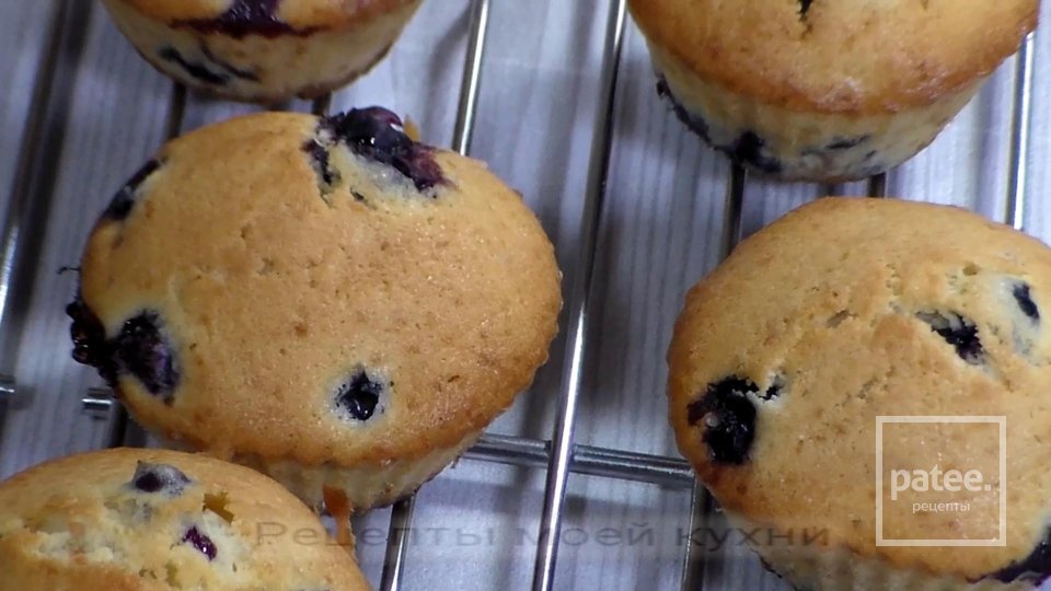 Кексы с черной смородиной в глазури - Шаг 12