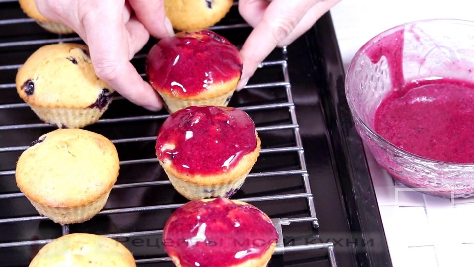 Кексы с черной смородиной в глазури - Шаг 14
