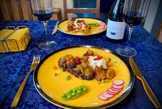 Говяжьи щечки тушёные с овощами и подаваемые с лисичками в кислых ягодах