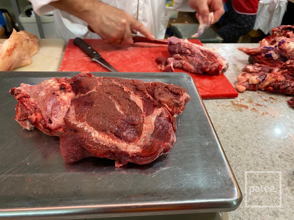 Говяжьи щечки тушёные с овощами и подаваемые с лисичками в кислых ягодах - Шаг 1