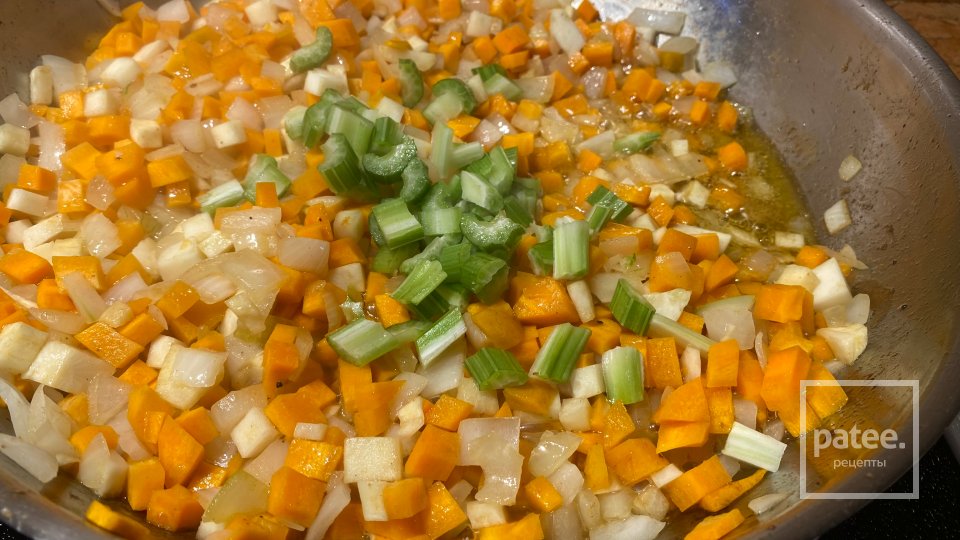 Говяжьи щечки тушёные с овощами и подаваемые с лисичками в кислых ягодах - Шаг 5