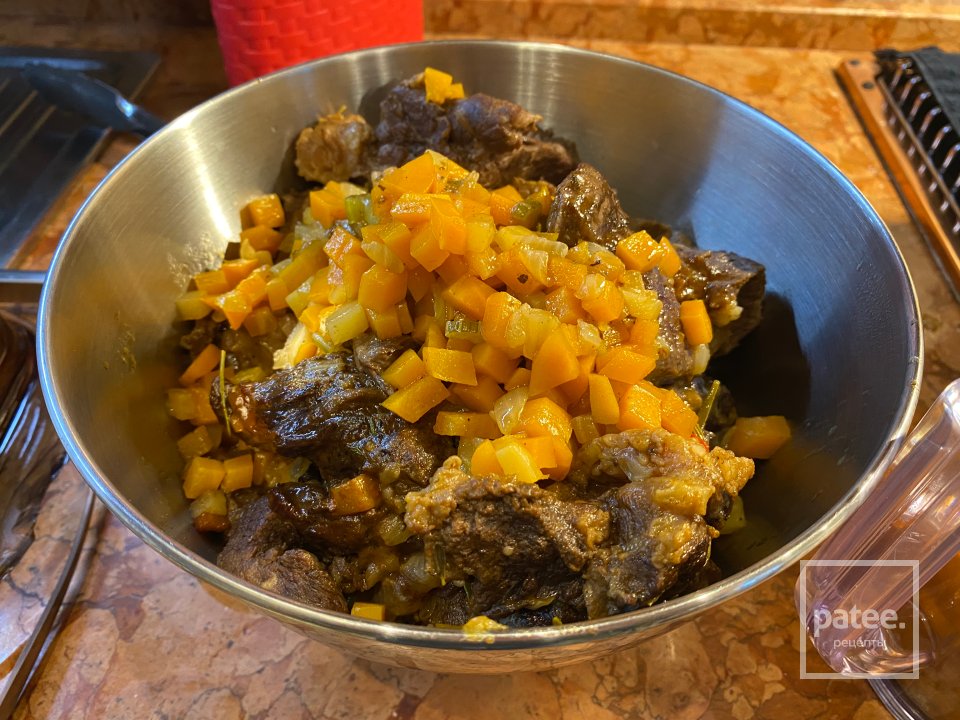 Говяжьи щечки тушёные с овощами и подаваемые с лисичками в кислых ягодах - Шаг 10