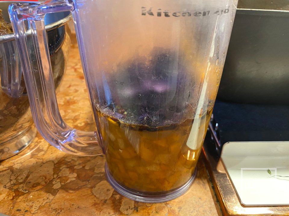 Говяжьи щечки тушёные с овощами и подаваемые с лисичками в кислых ягодах - Шаг 11