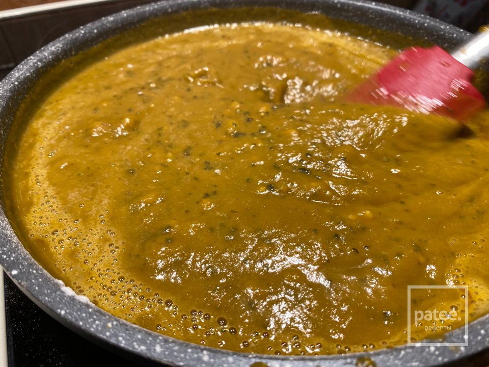 Говяжьи щечки тушёные с овощами и подаваемые с лисичками в кислых ягодах - Шаг 14