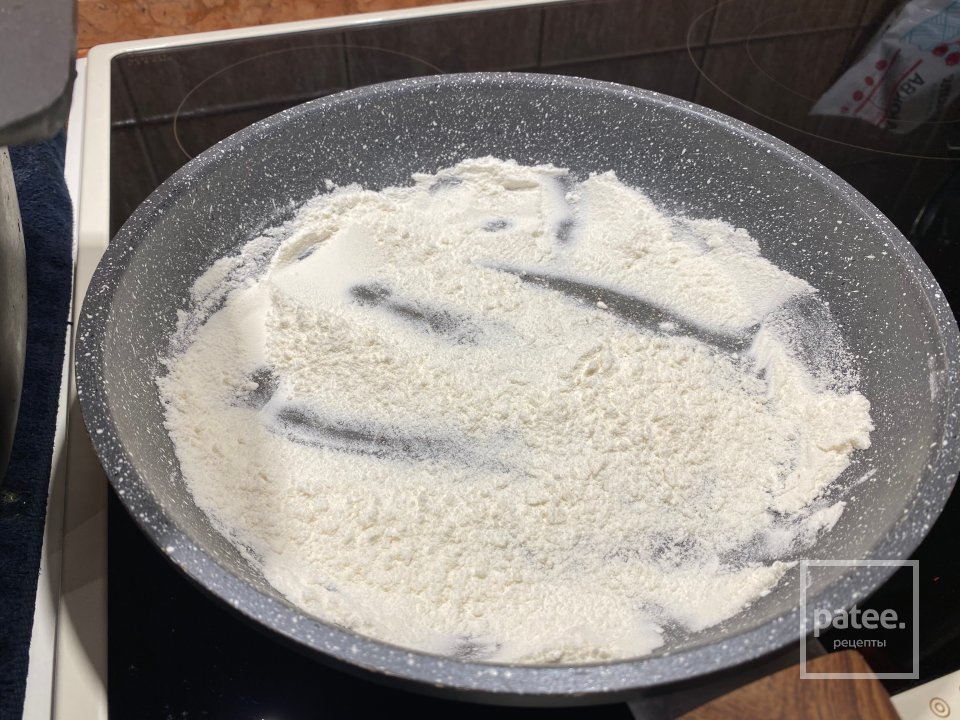 Говяжьи щечки тушёные с овощами и подаваемые с лисичками в кислых ягодах - Шаг 12