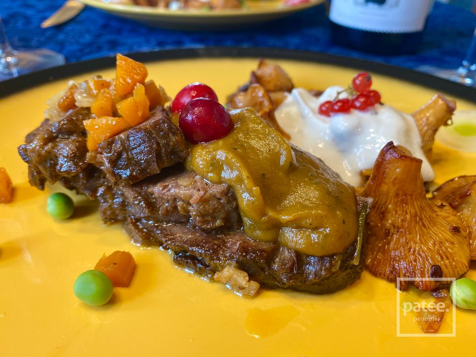 Говяжьи щечки тушёные с овощами и подаваемые с лисичками в кислых ягодах - Шаг 17