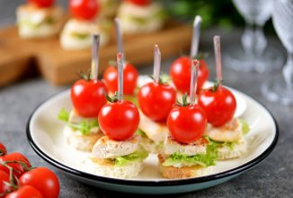 Канапе «Цезарь с курицей» 🍢