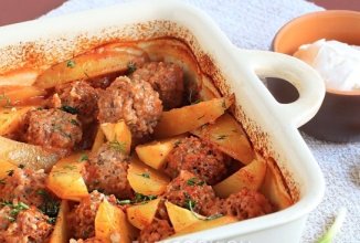 Тефтели с картошкой в соусе в духовке 🥔