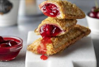 Пирожок с вишней во фритюре