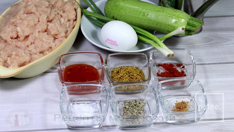 Мясной хлеб с куриного филе и кабачка в духовке - Шаг 1