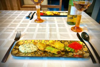 Профитроли из цветков цукини с крабами в соусе Бри