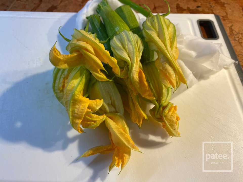 Профитроли из цветков цукини с крабами в соусе Бри - Шаг 1