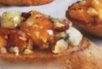 Сладкие бутерброды с курагой, орехами, сыром и медом