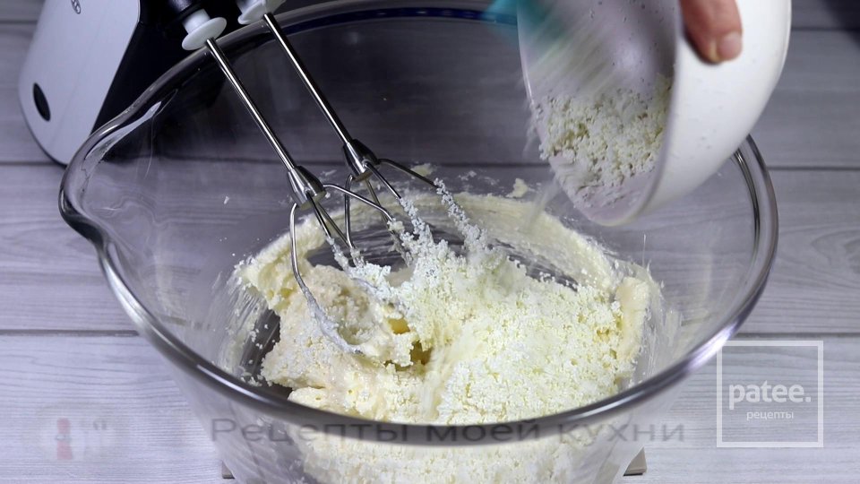 Творожный кекс с изюмом и орехами - Шаг 4