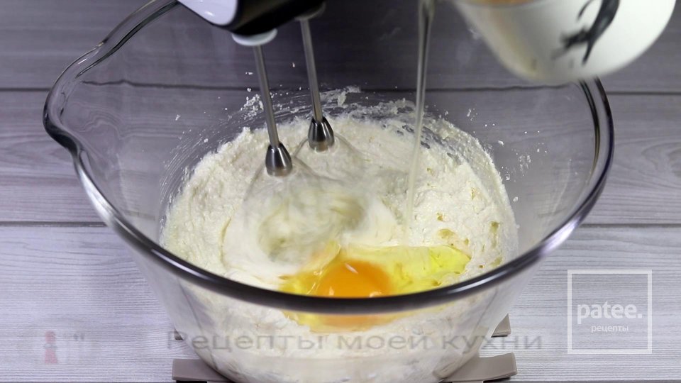 Творожный кекс с изюмом и орехами - Шаг 5