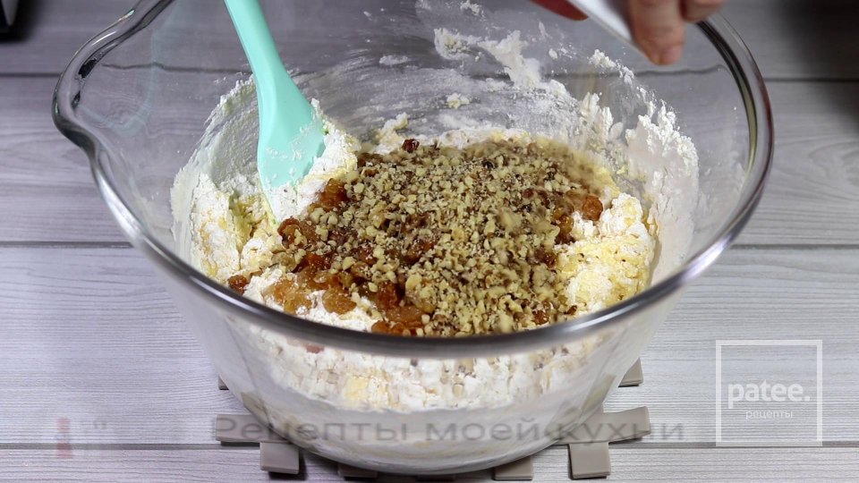 Творожный кекс с изюмом и орехами - Шаг 6