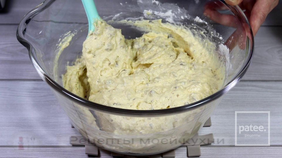 Творожный кекс с изюмом и орехами - Шаг 7