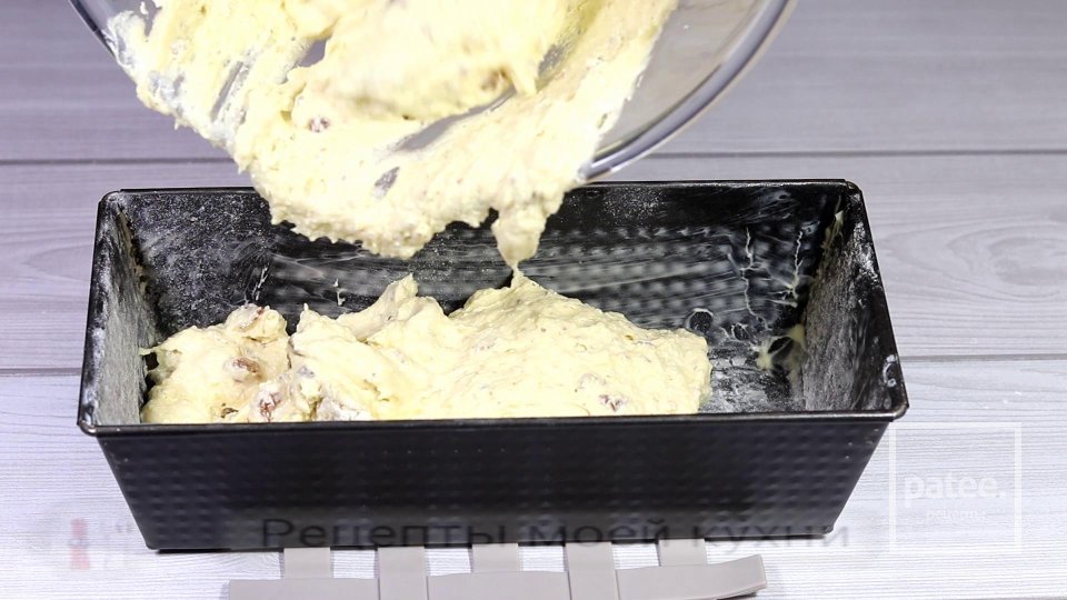 Творожный кекс с изюмом и орехами - Шаг 8