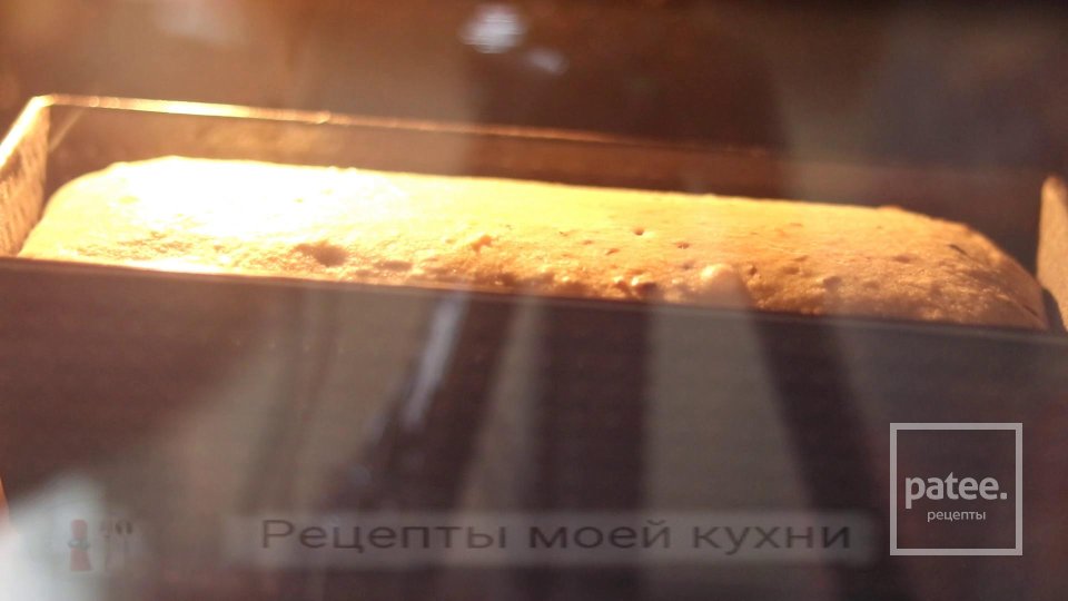 Творожный кекс с изюмом и орехами - Шаг 9