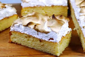 Бисквитный пирог с меренгой