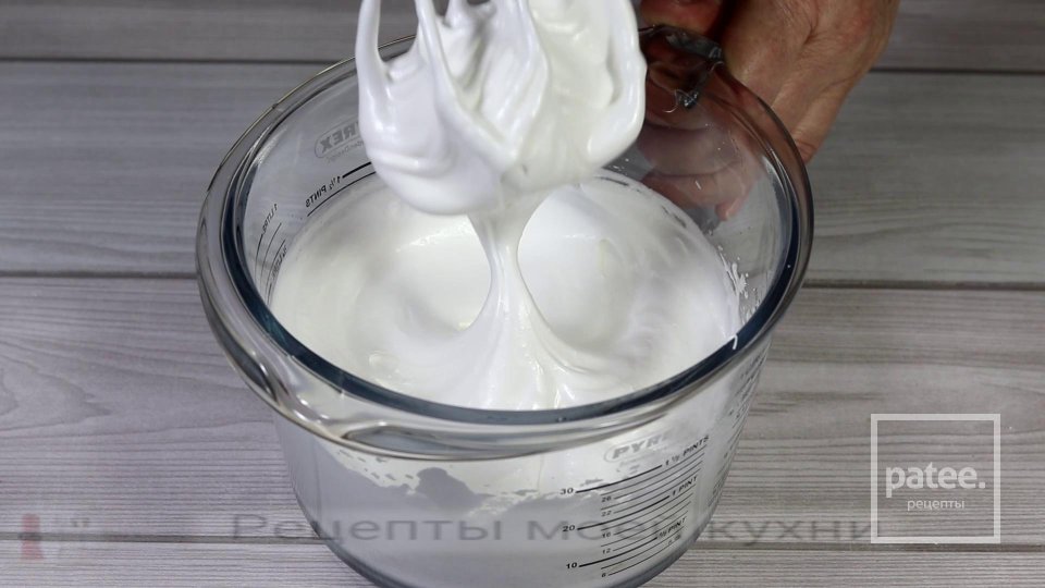 Бисквитный пирог с меренгой - Шаг 11