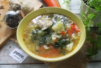 Куриный суп с цветной капустой и горошком