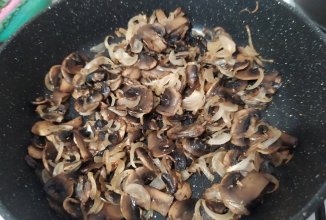 Шампиньоны с лучком