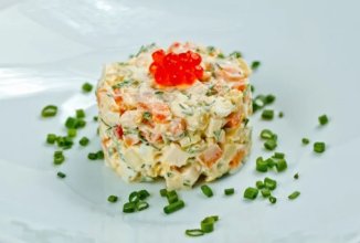 Оливье с красной рыбой и свежими огурцами