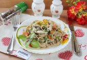 Курица с гречневой лапшой и овощами