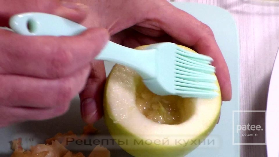 Запеченные яблоки с начинкой из творога c меренгой - Шаг 3