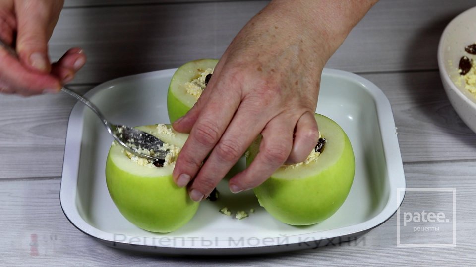 Запеченные яблоки с начинкой из творога c меренгой - Шаг 4