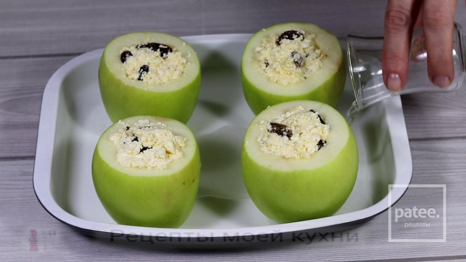 Запеченные яблоки с начинкой из творога c меренгой - Шаг 5