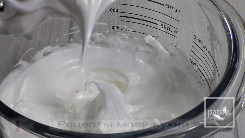 Запеченные яблоки с начинкой из творога c меренгой - Шаг 8