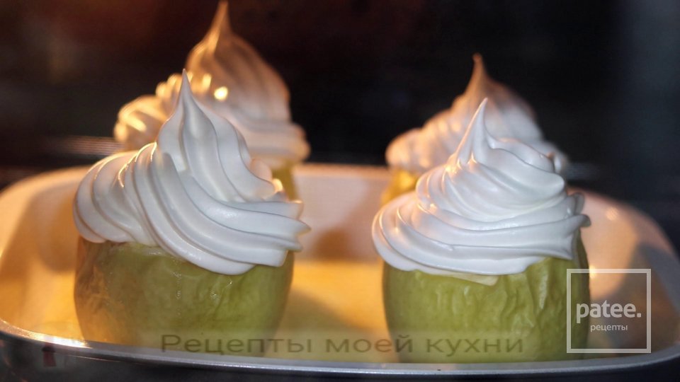 Запеченные яблоки с начинкой из творога c меренгой - Шаг 10