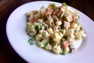 Салат с крабовыми палочками по-новому.