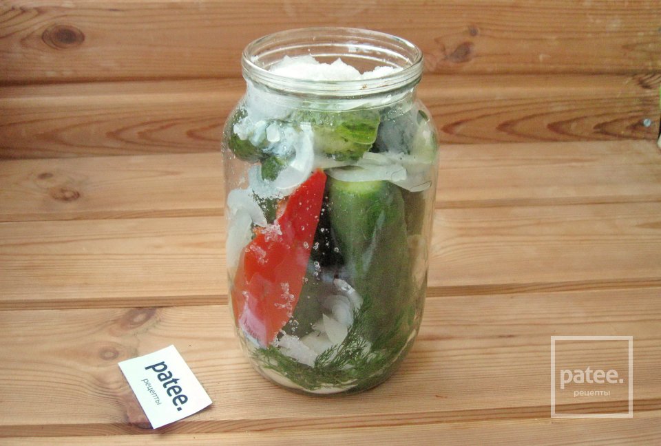 Огурцы с луком на зиму без стерилизации - Шаг 8