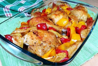Запеченная курица с яблоками и сладким перцем