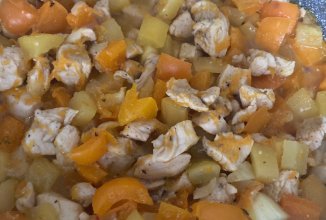 Овощи тушёные с куриной грудкой