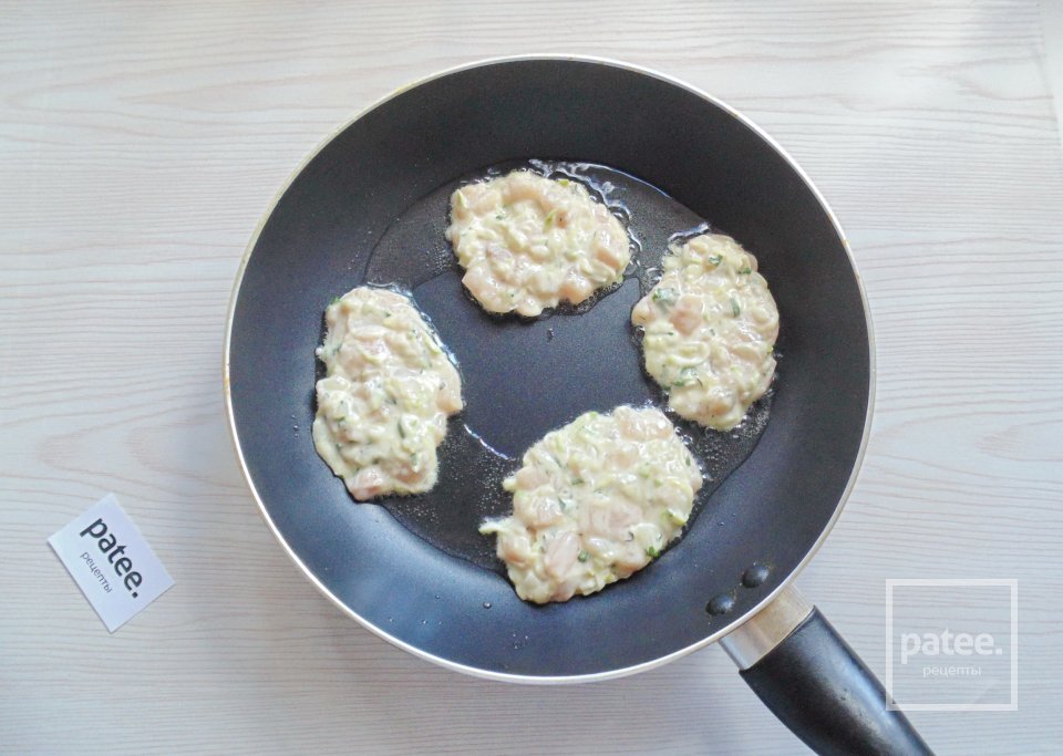 Куриные оладьи с кабачком - Шаг 13