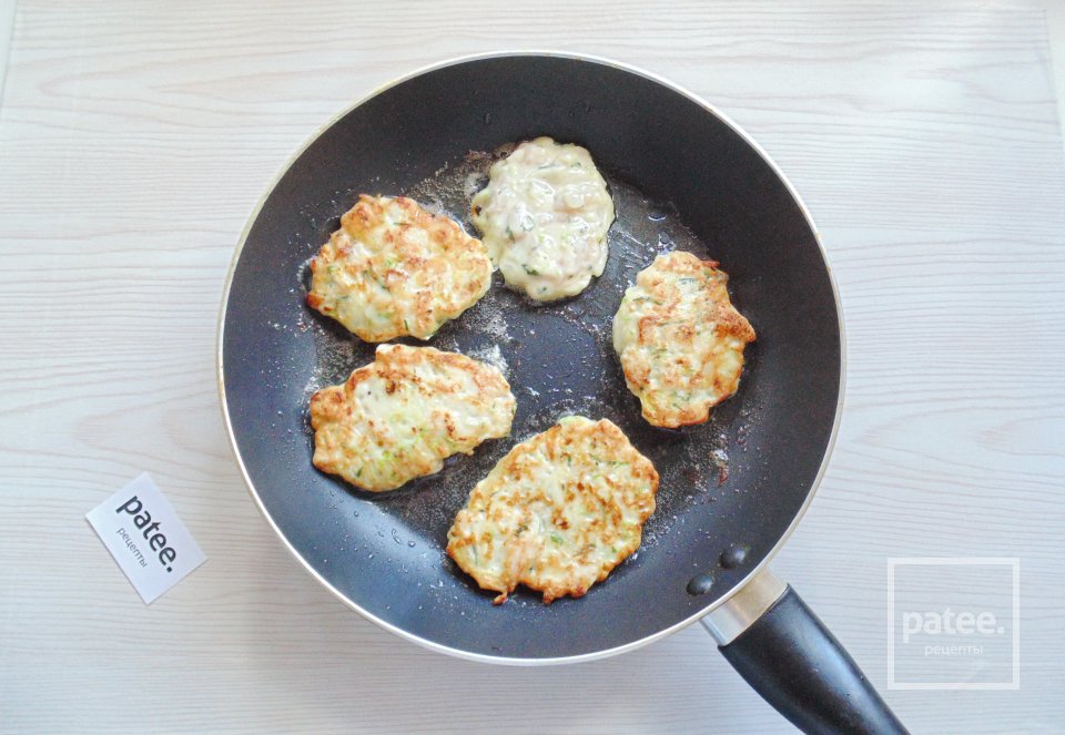 Куриные оладьи с кабачком - Шаг 14