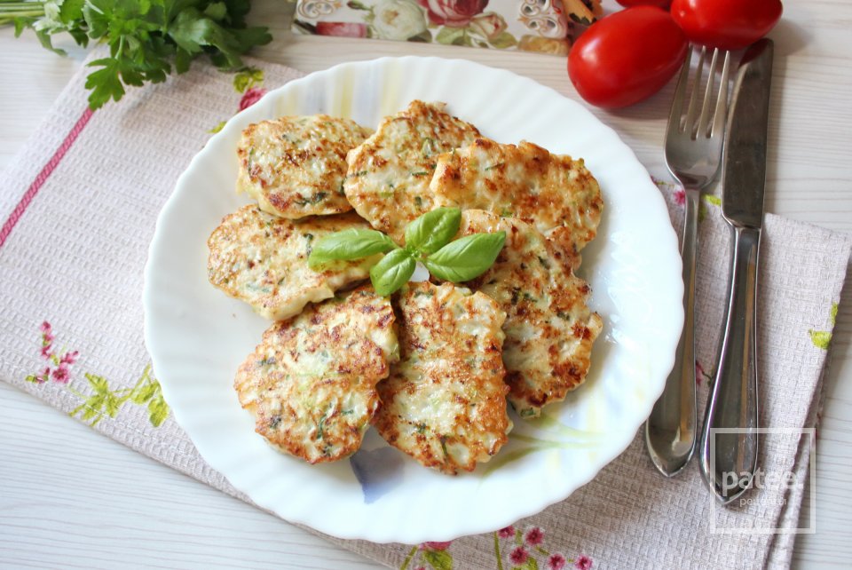 Куриные оладьи с кабачком - Шаг 17