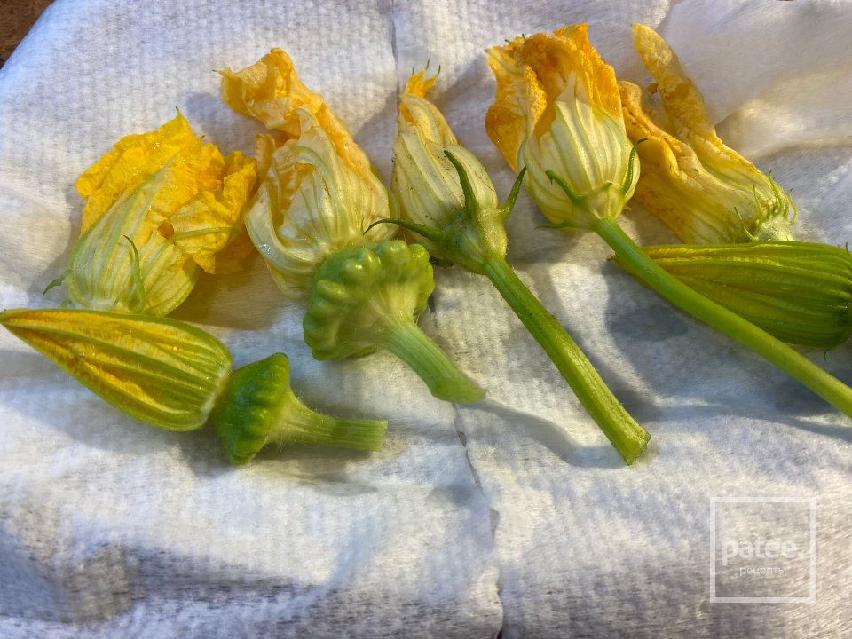 Цветки цукини с медово-чесночной рикоттой в кляре с сырным соусом - Шаг 1