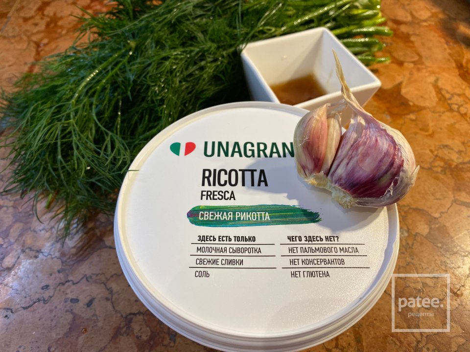 Цветки цукини с медово-чесночной рикоттой в кляре с сырным соусом - Шаг 4