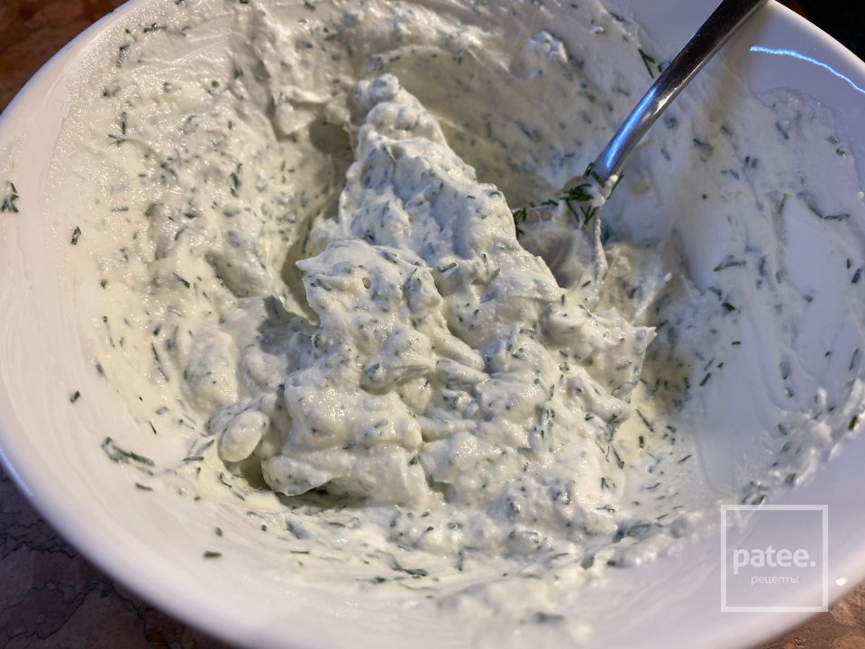 Цветки цукини с медово-чесночной рикоттой в кляре с сырным соусом - Шаг 5