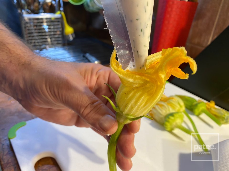 Цветки цукини с медово-чесночной рикоттой в кляре с сырным соусом - Шаг 6