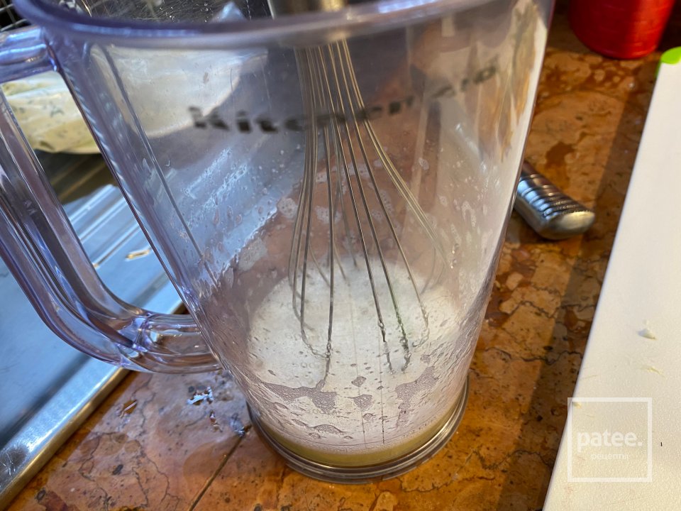 Цветки цукини с медово-чесночной рикоттой в кляре с сырным соусом - Шаг 7