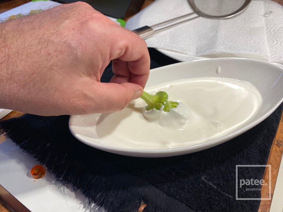 Цветки цукини с медово-чесночной рикоттой в кляре с сырным соусом - Шаг 9